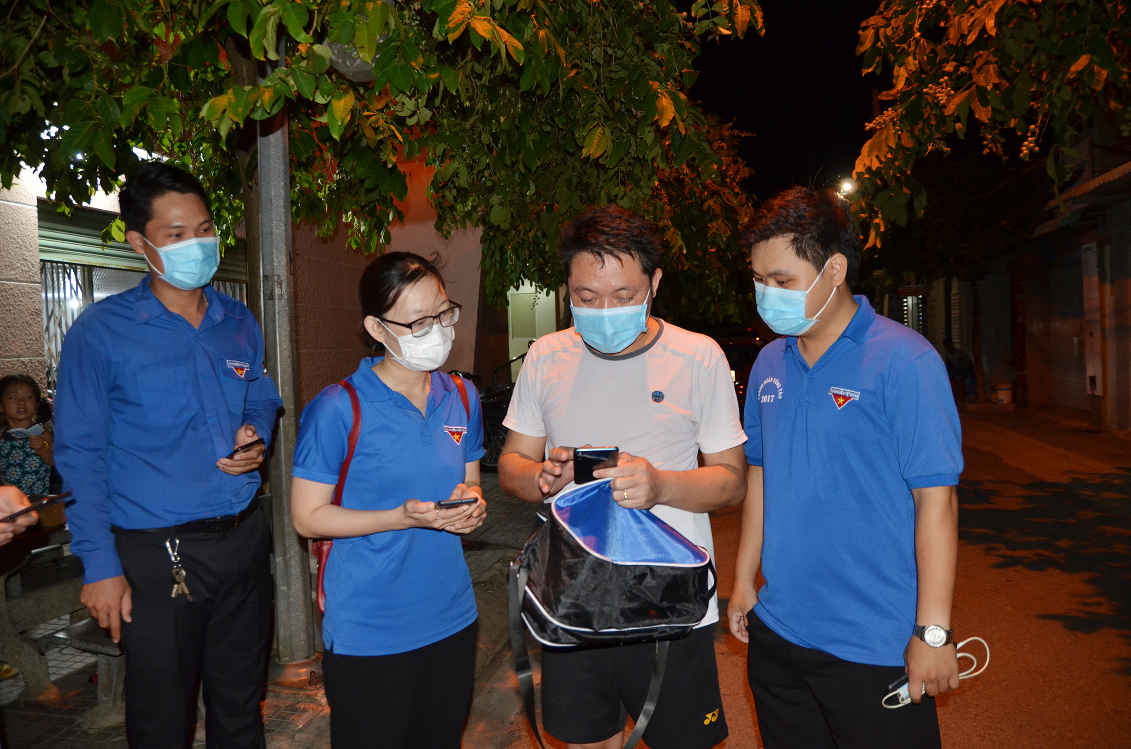 ĐVTN phường Thắng Nhất, TP.Vũng Tàu hỗ trợ người dân cài đặt ứng dụng Bluezone.