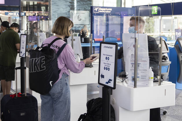 Hành khách đeo khẩu trang phòng dịch COVID-19 tại sân bay Helsinki (Phần Lan), ngày 21/6.