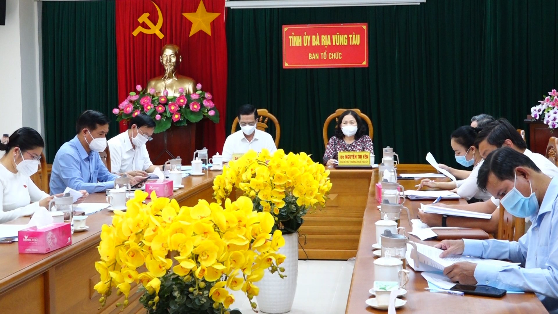 Bà Nguyễn Thị Yến, Phó Bí thư Thường trực Tỉnh ủy, Trưởng Đoàn ĐBQH tỉnh; ông Lưu Tài Đoàn, Ủy viên Ban Thường vụ, Trưởng Ban Tổ chức Tỉnh ủy tham dự tại điểm cầu tỉnh BR-VT.