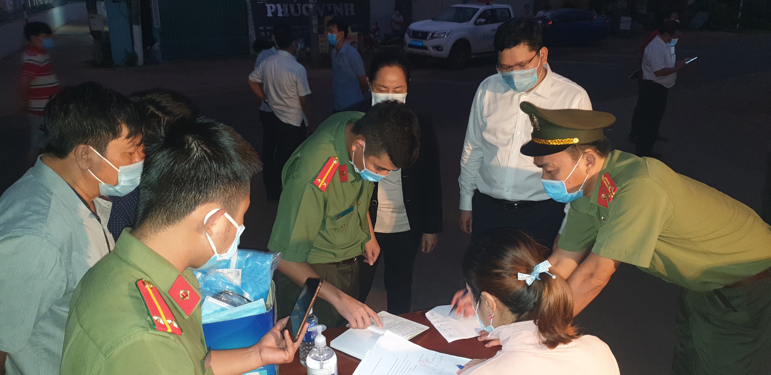 Lãnh đạo huyện Châu Đức có.mặt tại hiện trường chỉ đạo phong tỏa tổ dân cư số 9, ấp Tân Bình, xã Sơn Bình.