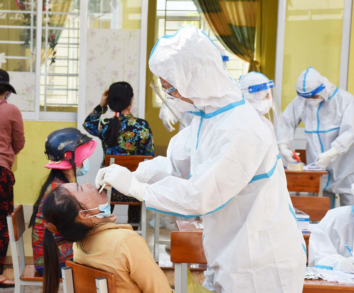 Lấy mẫu xét nghiệm người dân và tiểu thương xã Sơn Bình, 