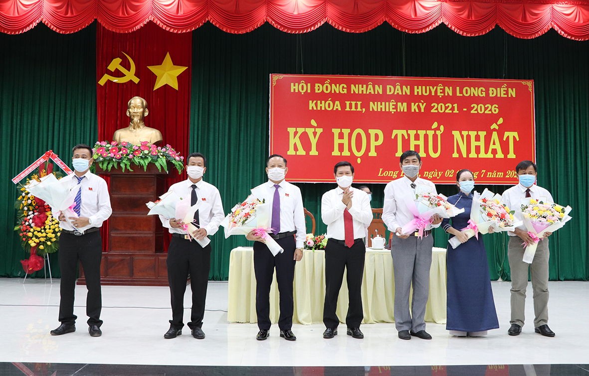 Ông Nguyễn Văn Xinh, Ủy viên Ban Thường vụ Tỉnh ủy, Trưởng Ban Tuyên giáo Tỉnh ủy tặng hoa chúc mừng các đại biểu trúng cử chức danh Chủ tịch HĐND huyện, Phó Chủ tịch HĐND huyện; Trưởng Ban, Phó Trưởng Ban KT-XH, Ban Pháp chế của HĐND huyện khóa III.