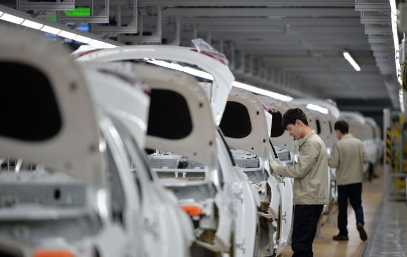 Công nhân làm việc tại một nhà máy của Hyundai.