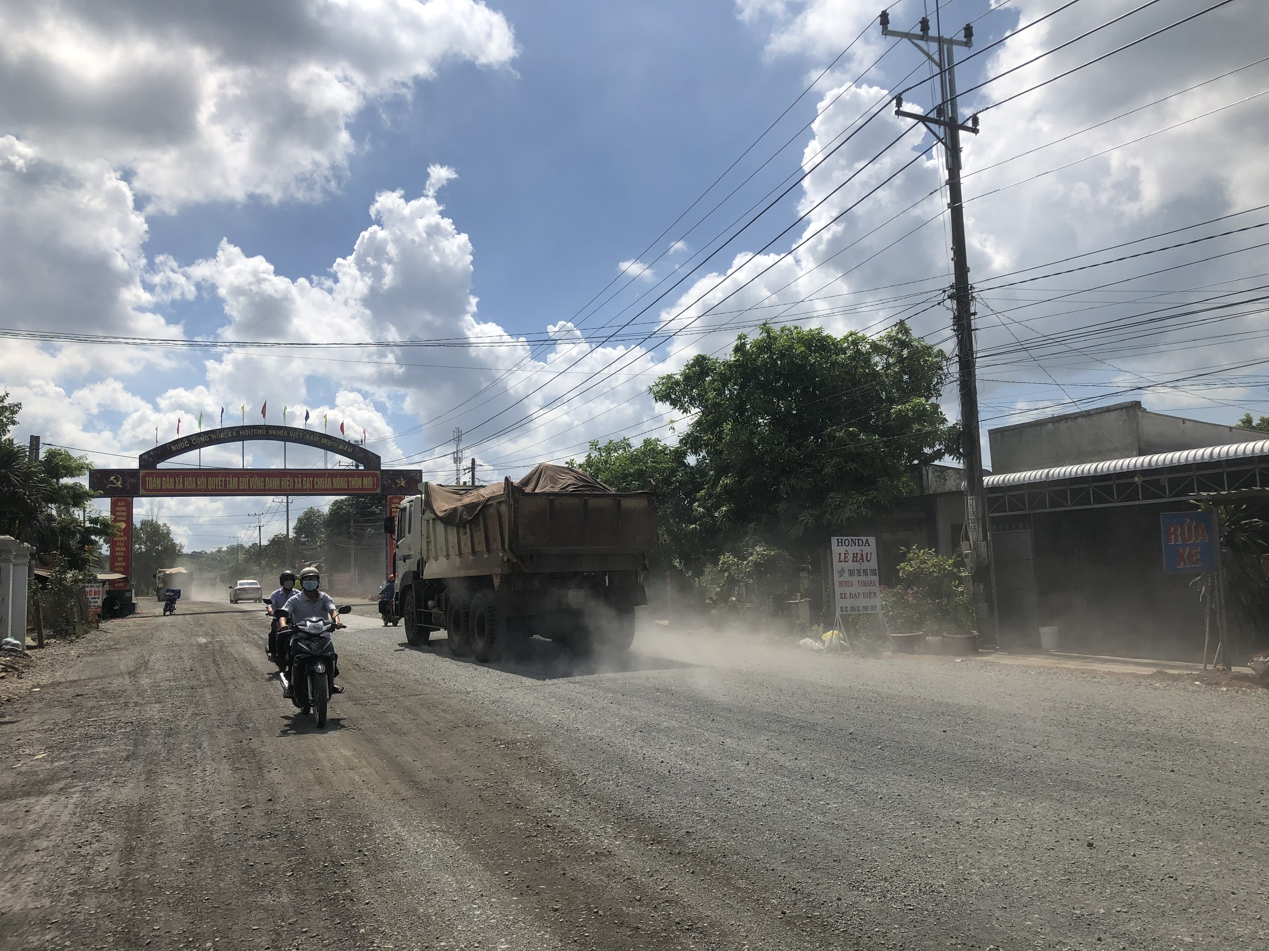 Tỉnh lộ 329 đoạn qua xã Hòa Hội, huyện Xuyên Mộc đang thi công dang dở gây bụi, ảnh hưởng tới đời sống của người dân.
