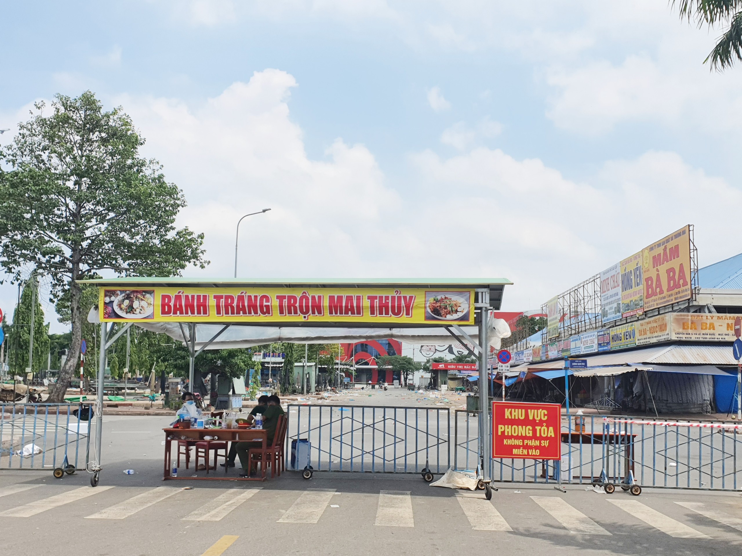 Lực lượng chức năng làm nhiệm vụ tại chốt phong tỏa ở chợ Bà Rịa.