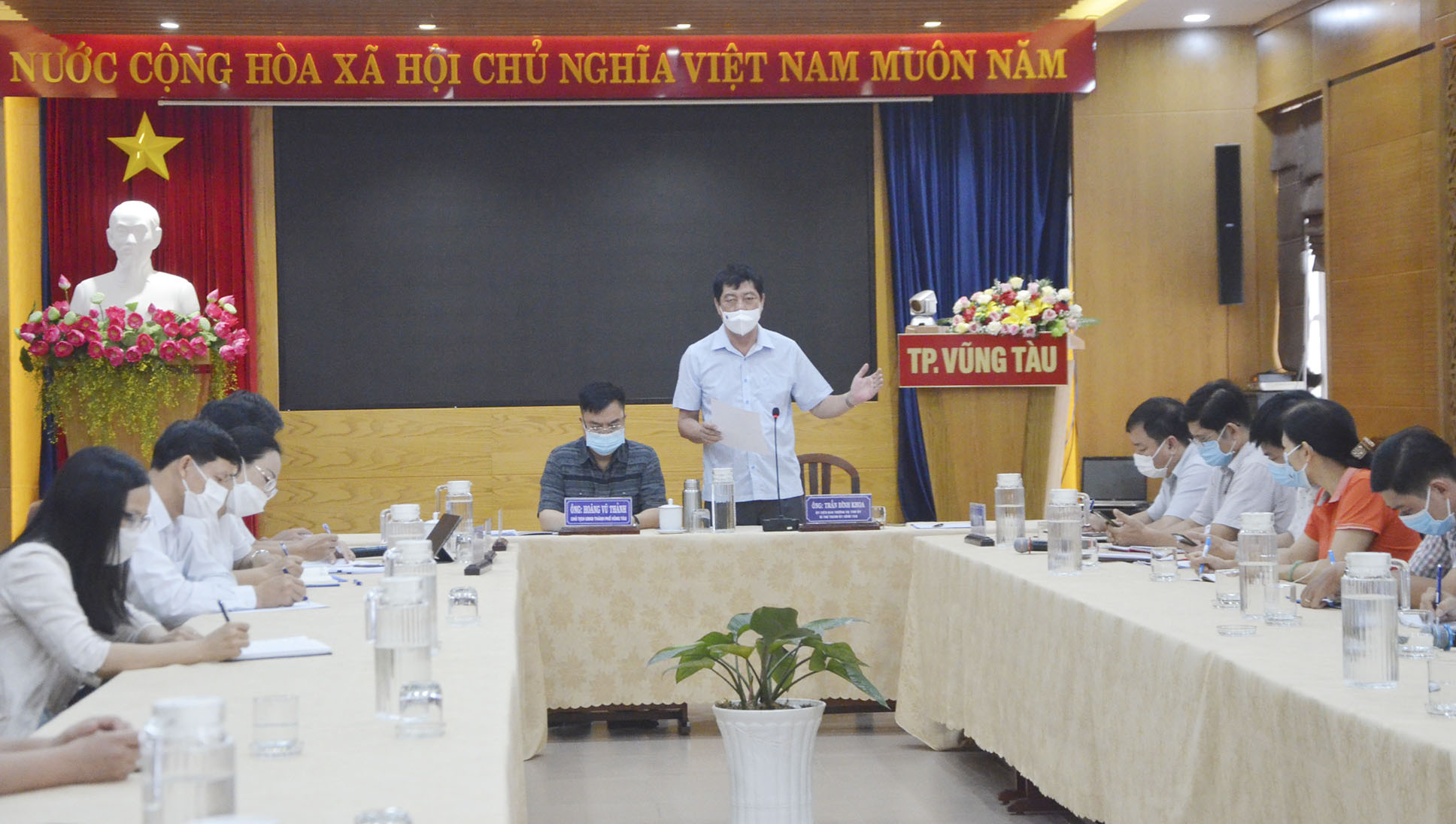 Ông Trần Đình Khoa, Ủy viên Ban Thường vụ Tỉnh ủy, Bí thư Thành ủy Vũng Tàu phát biểu tại cuộc họp.
