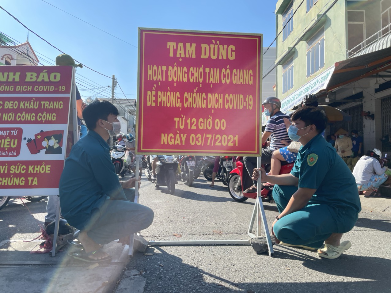 Lực lượng chức năng phường 4 (TP. Vũng Tàu) trưng bảng bảng thông báo “Tạm dừng hoạt động chợ Cô Giang từ 12h ngày 3/7” tại ngã tư Cô Giang- Nguyễn Văn Trỗi.