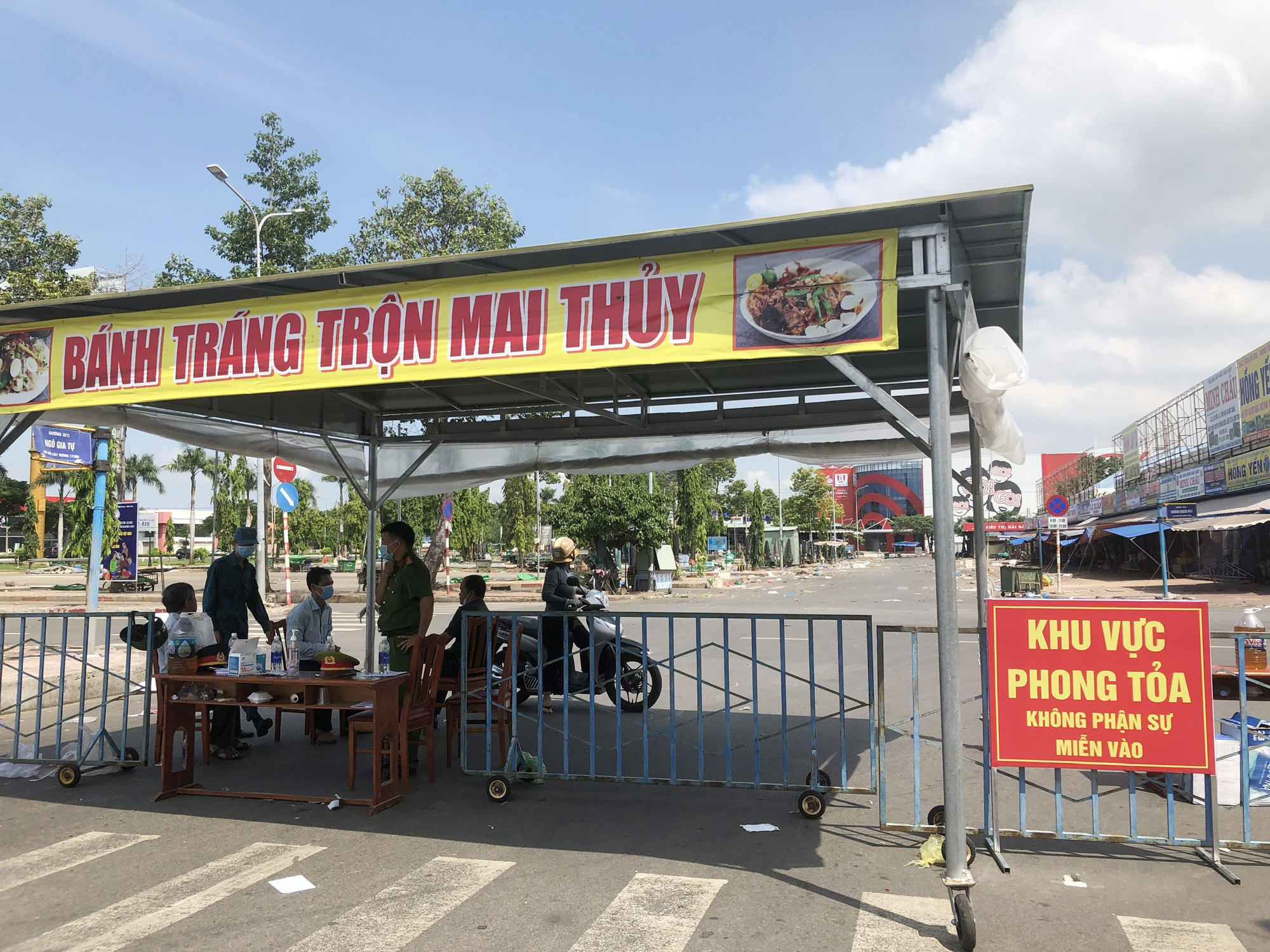 Lực lượng chức năng làm nhiệm vụ tại chốt phong tỏa ở chợ Bà Rịa.