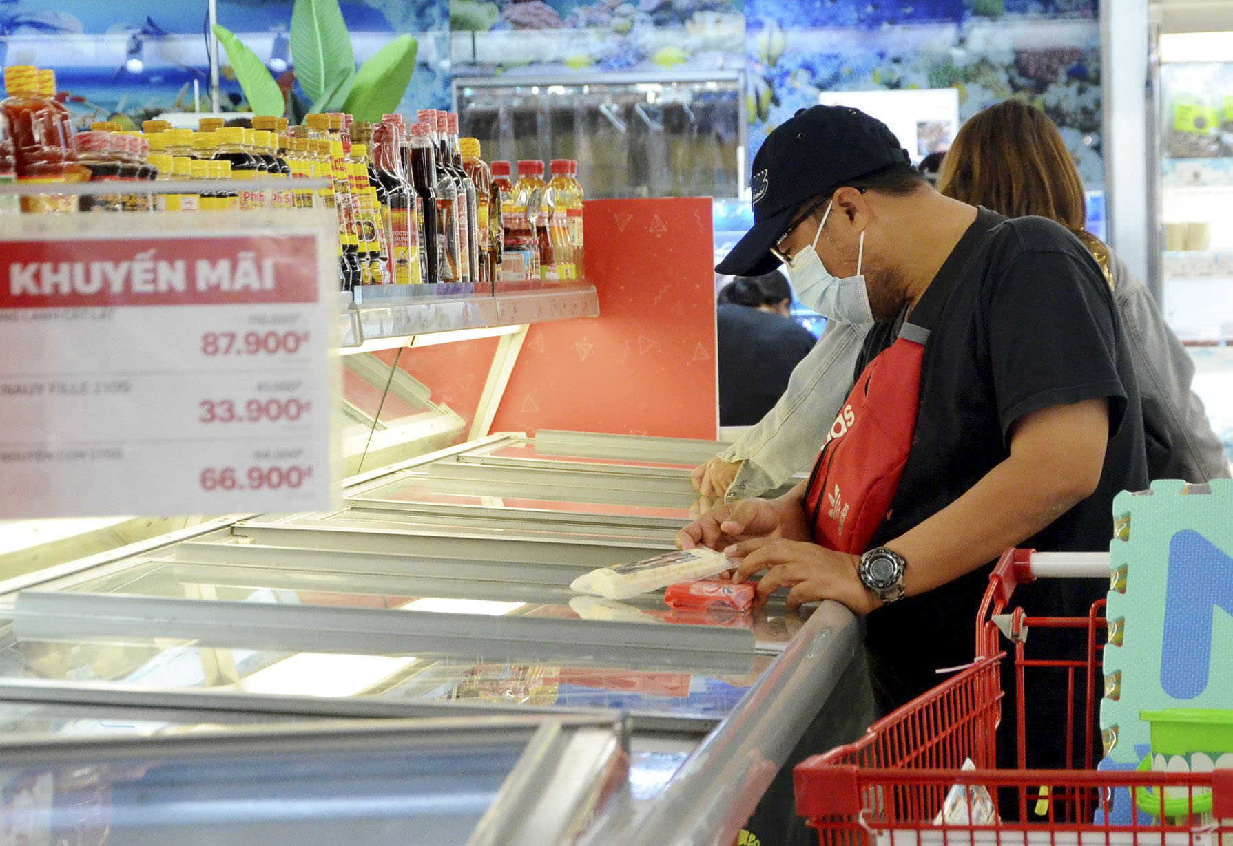 Người dân mua sắm thực phẩm tại Siêu thị Lotte Mart Vũng Tàu. Ảnh: VÂN ANH