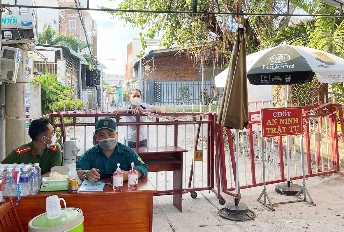 Lực lượng chức năng lập chốt tại khu vực phong tỏa trên địa bàn ấp Phước Tân, xã Phước Tỉnh, huyện Long Điền, 