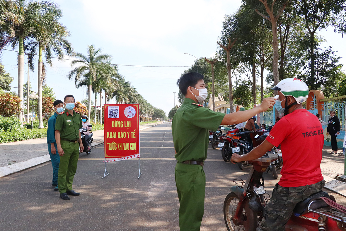 Lực lượng chức năng xã Kim Long kiểm tra thân nhiệt đối với tất cả người dân và tiểu thương khi vào chợ Kim Long.