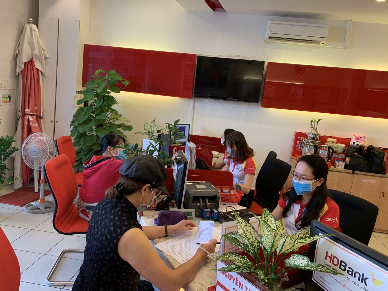 Khách hàng giao dịch tại HDBank Vũng Tàu.