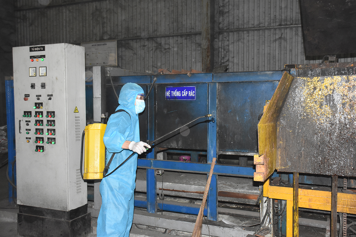 Phun khử khuẩn xung quanh khu vực lò đốt rác nguy hại tại nhà máy xử lý chất thải nguy hại Quý Tiến.