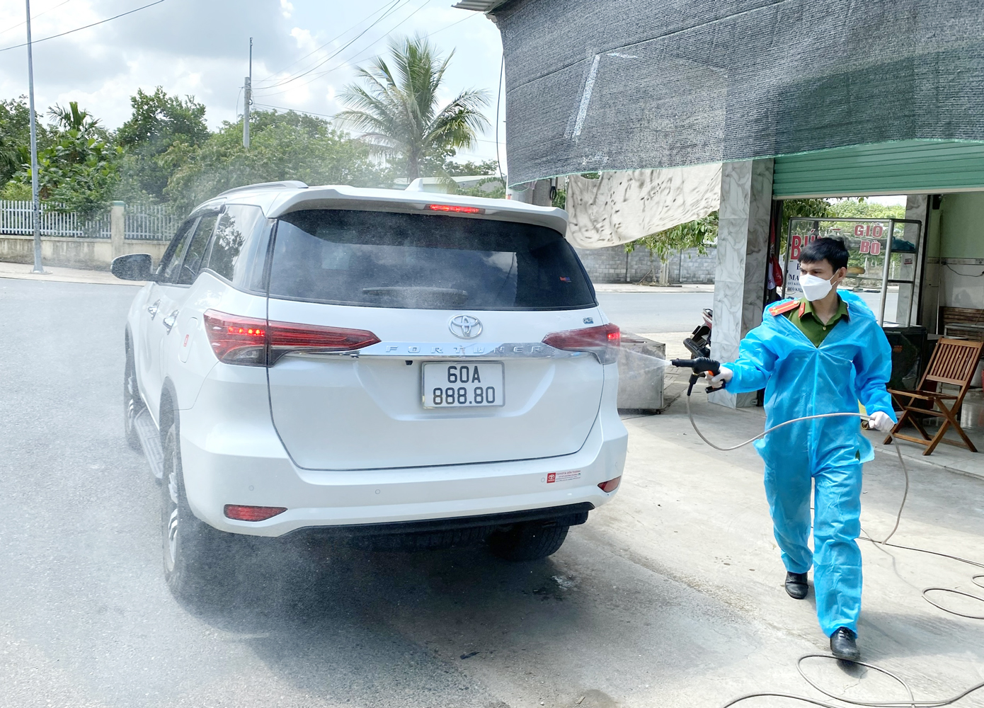 Công an TX.Phú Mỹ phun khử khuẩn xe vào BR-VT từ hướng xã Phước Bình  (huyện Long Thành, Đồng Nai). Ảnh: ĐĂNG KHOA