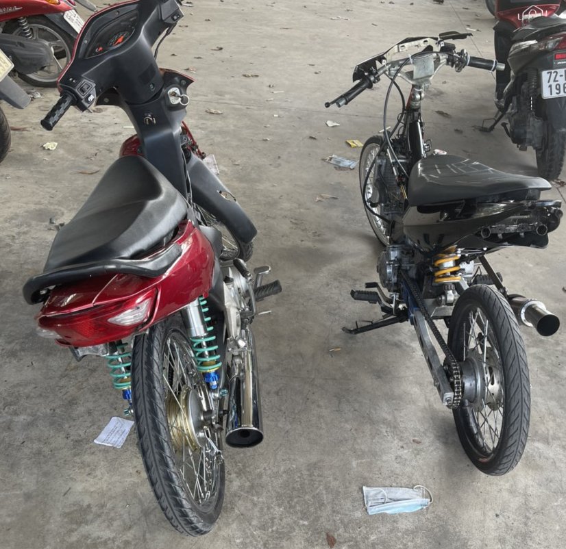 Các xe độ chế tụ tập đua xe trái phép bị lực lượng Phòng PC08 bắt giữ.