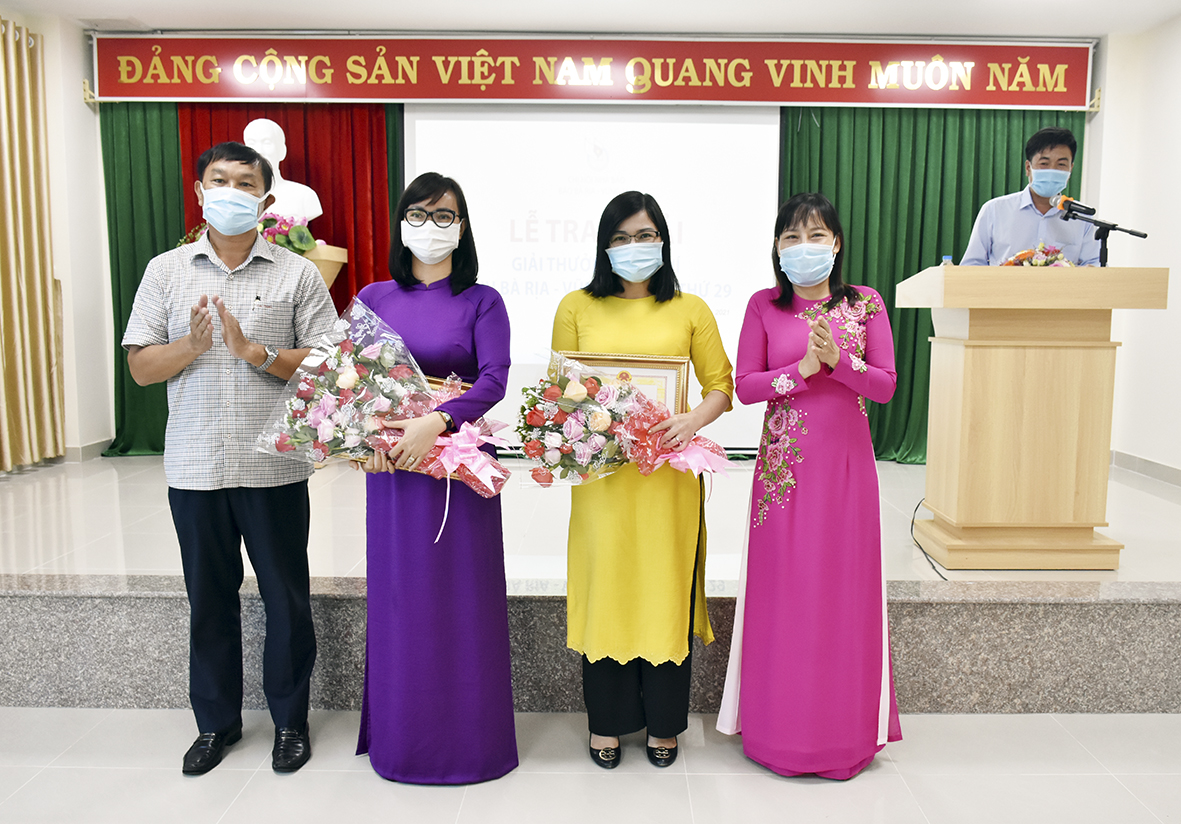 Ông Phan Đức Hiền, Chủ tịch Hội Nhà báo tỉnh; bà Đỗ Nguyễn Hoàng Dung, Phó Chủ tịch Hội Nhà báo tỉnh, Quyền Tổng Biên tập Báo Bà Rịa - Vũng Tàu trao Bằng khen của UBND tỉnh cho tác giả Trần Thị Thanh Nga với tác phẩm 