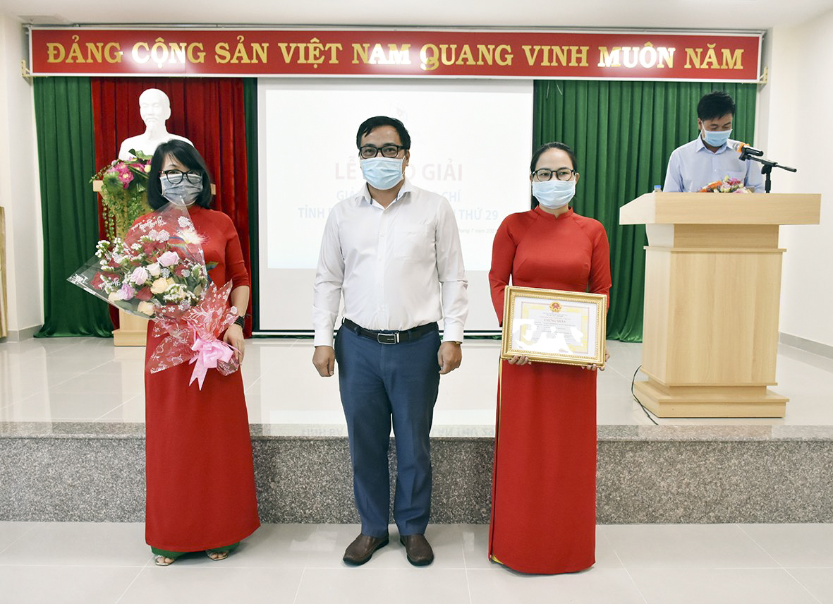 Đại diện Chi hội Nhà báo Báo Bà Rịa - Vũng Tàu tặng Bằng khen của UBND tỉnh cho nhóm tác giả đạt giải C tại giải Báo chí tỉnh năm 2020-2021.