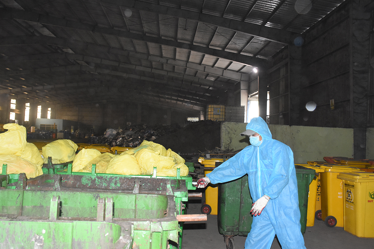 Rác thải nguy hại từ các khu cách ly tập trung được đưa về xử lý tại Công ty TNHH Môi trường Quý Tiến.