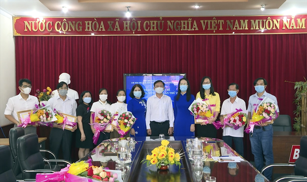 Đại diện Chi hội Nhà báo Đài PTTH tỉnh trao Bằng khen của UBND tỉnh cho cho các tác giả, nhóm tác giả đạt giải Báo chí tỉnh năm 2020-2021.