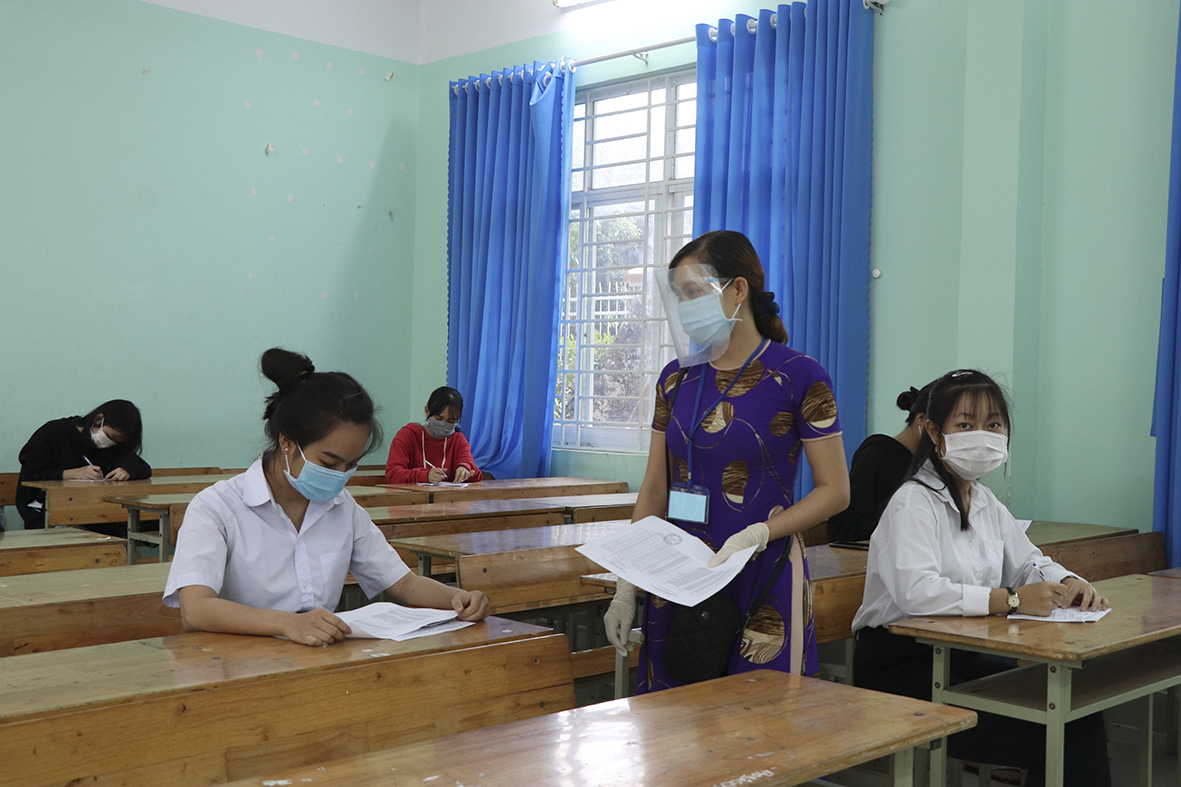 Thí sinh thuộc diện F3 làm thủ tục dự thi tại Phòng dự phòng thi của điểm thi Trường THPT Nguyễn Du (TT.Ngãi Giao, huyện Châu Đức).