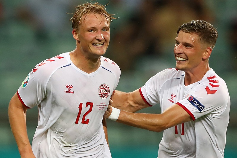 Dolberg (trái) đang là điểm sáng của Đan Mạch trên hàng công.