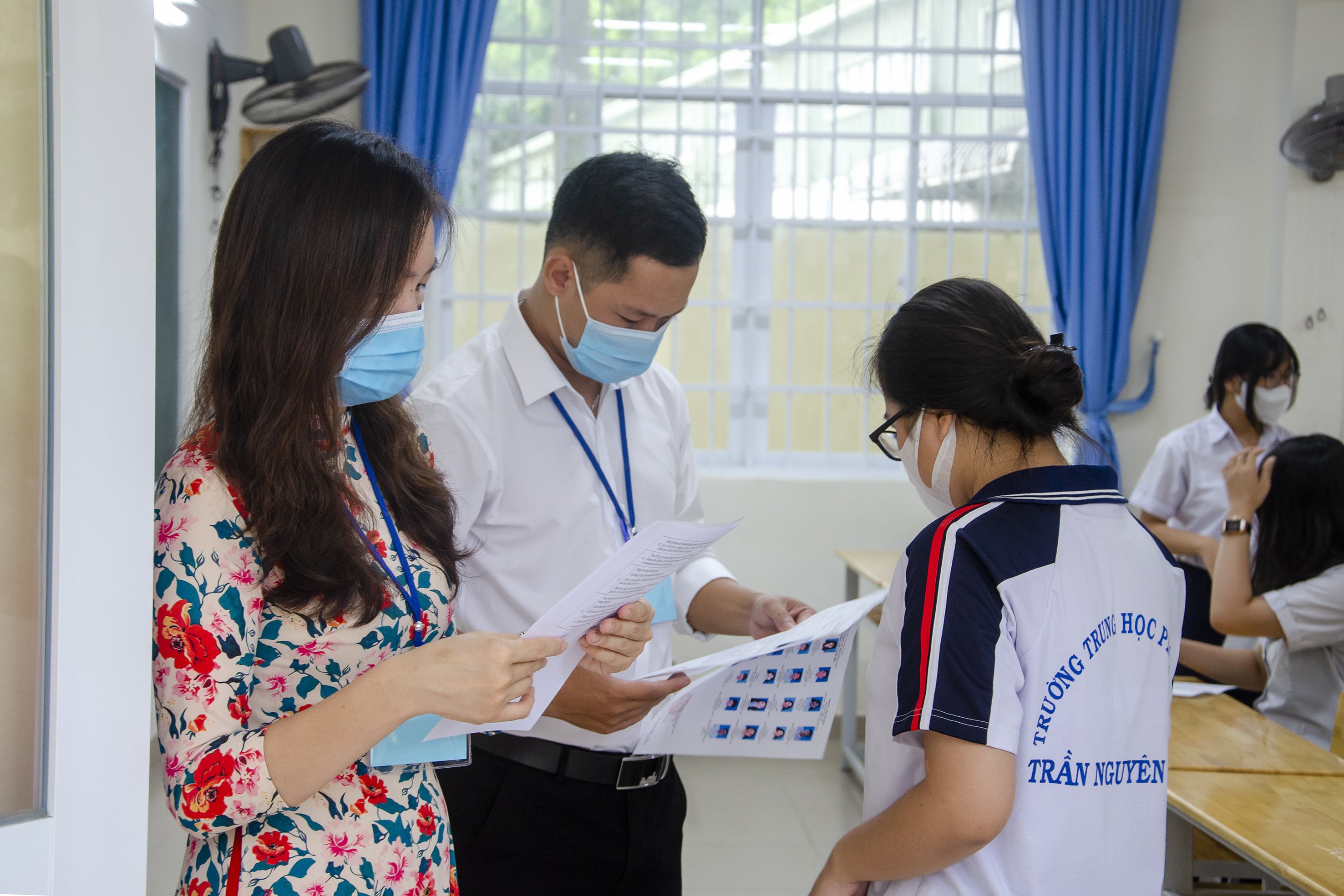 Cán bộ coi thi tại điểm thi Trường THPT Trần Nguyên Hãn, TP.Vũng Tàu kiểm tra Thẻ dự thi của thí sinh trước khi bước vào phòng thi.