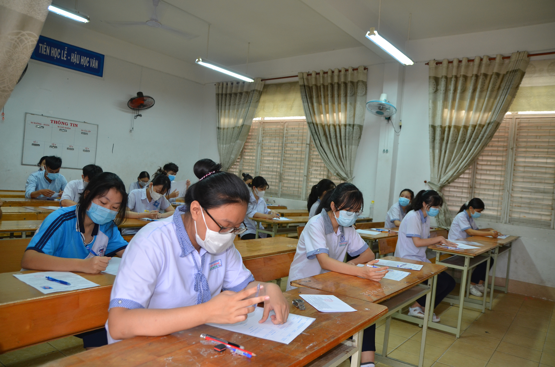 Thí sinh tại điểm thi Trường THPT Châu Thành, TP. Bà Rịa điền thông tin vào giấy thi trước giờ thi môn Ngữ văn. Ảnh: DIỄM QUỲNH