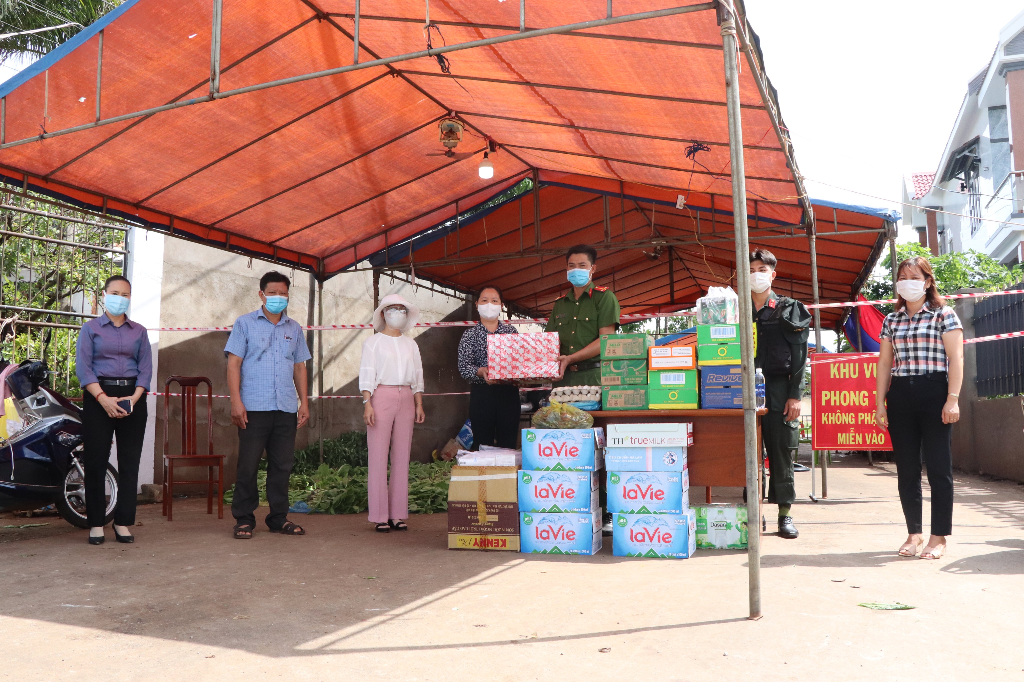Đại diện Hội LHPN huyện Châu Đức trao quà cho lực lượng làm nhiệm vụ và hộ dân trong khu vực phong tỏa ở xã Sơn Bình (huyên Châu Đức).