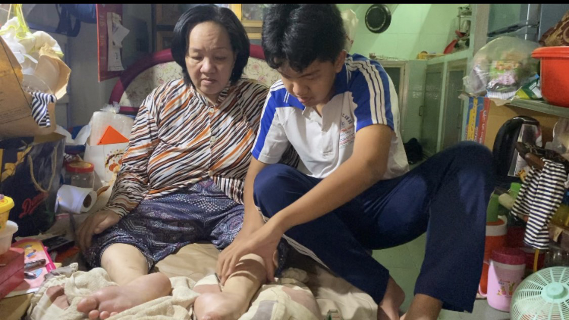 Tuấn xoa bóp chân giúp mẹ đỡ tê buốt, có giấc ngủ ngon hơn.