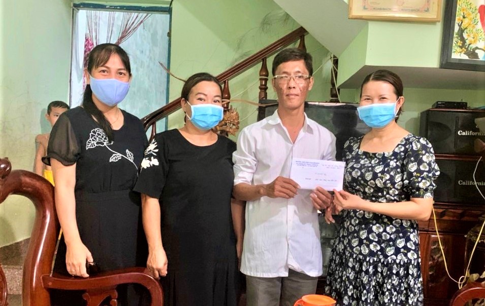 Lãnh đạo Công đoàn ngành giáo dục tỉnh trao tiền hỗ trợ cho gia đình ông Lê Sỹ Hùng. Ảnh: CTV.