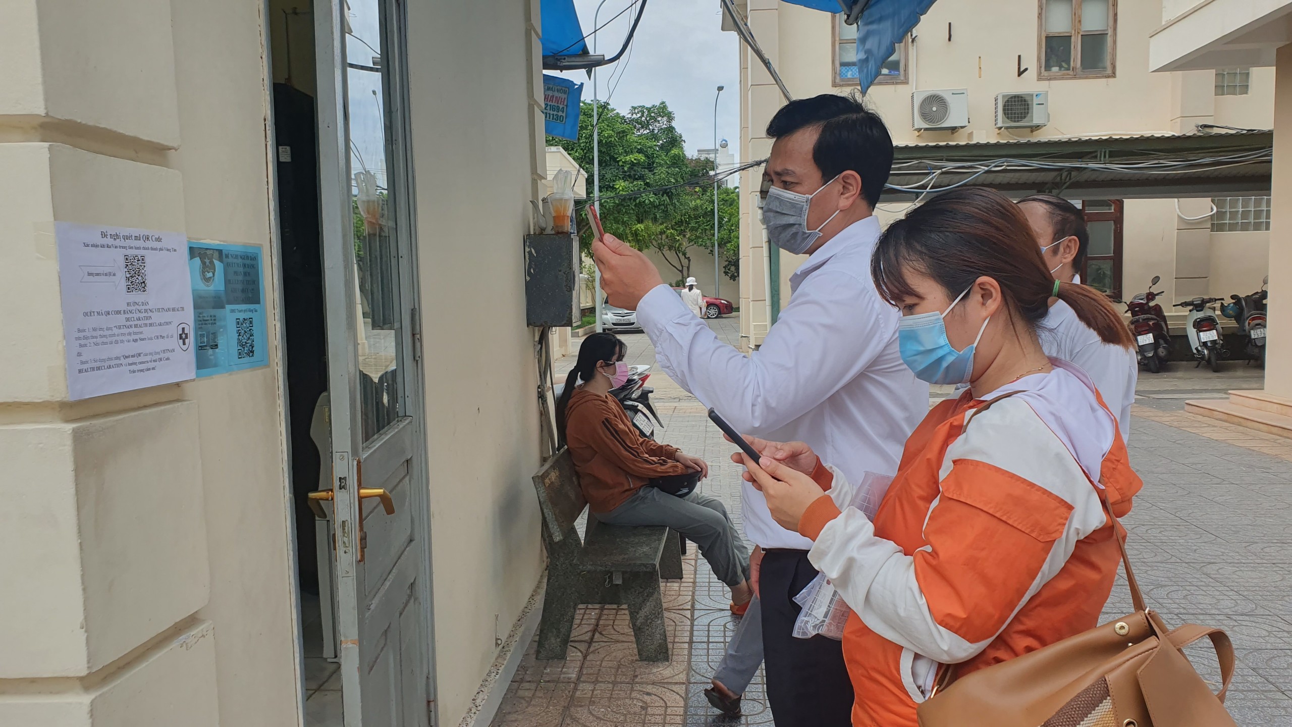 Người dân quét mã QR Code thông qua ứng dụng Vietnam Health Declaration trên điện thoại thông minh tại Bộ phận Tiếp nhận và Trả kết quả UBND TP. Vũng Tàu.