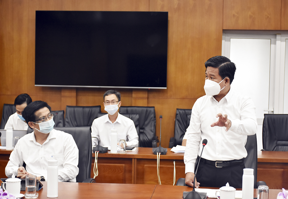 Ông Bùi Chí Thành, Ủy viên Ban Thường vụ Tỉnh ủy, Chủ tịch UBMTTQ Việt Nam tỉnh báo cáo về công tác tuyên truyền phòng, chống dịch COVID-19 19 của các tổ chức chính trị - xã hội.