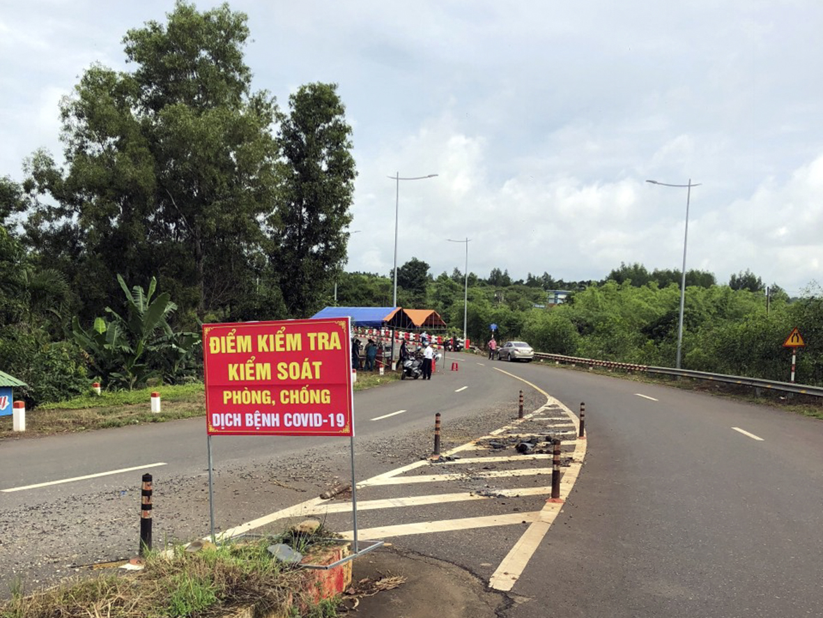 Chốt soát phòng, chống dịch COVID-19 được lập thành lập ở xã Hòa Bình trên tuyến đường Hòa Bình- Xuân Sơn.