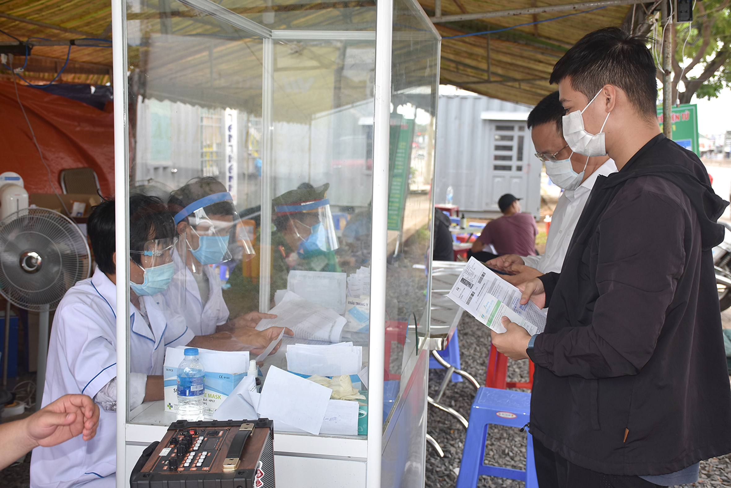 Người điều khiển ô tô khai báo y tế tại chốt kiểm tra y tế trên Quốc lộ 51.