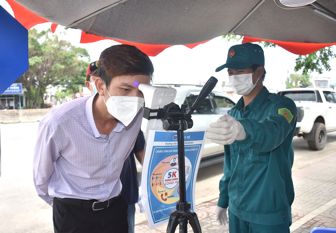 Trước khi vào kiểm tra y tế, tài xế, người ngồi trên ô tô phải rửa tay sát khuẩn và đo thân nhiệt.