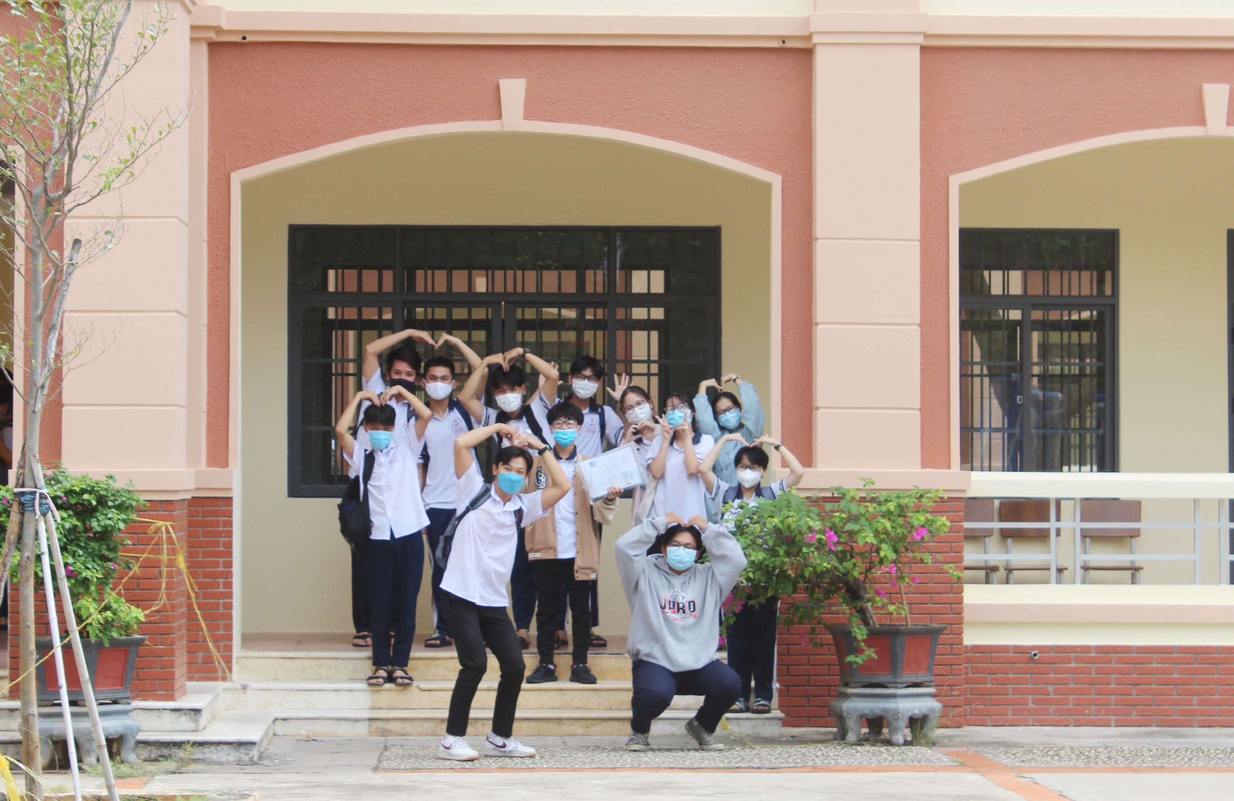 TS tại điểm thi THPT Vũng Tàu thoái mái sau khi hoàn thành bài thi cuối cùng. 