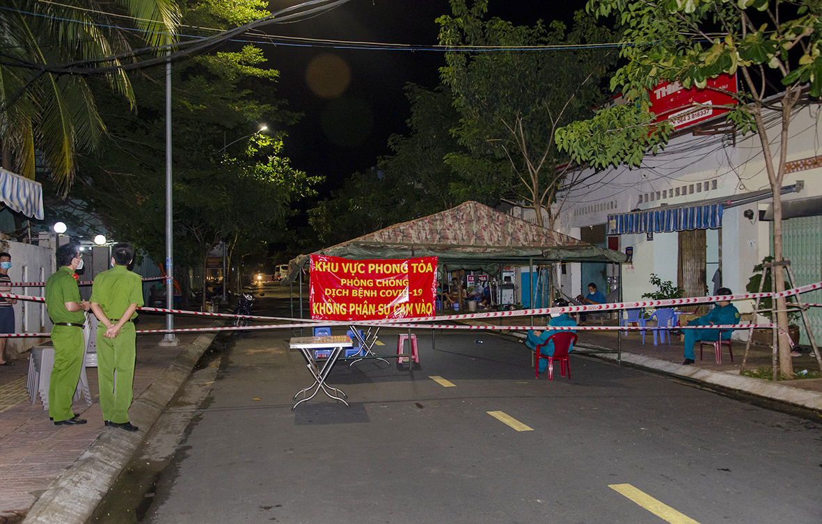 Lực lượng chức năng phong tỏa một phần đường Nguyễn Thị Minh Khai, phường 8 (TP.Vũng Tàu) – nơi gia đình ông H.V.N - ca mắc COVID-19 sinh sống. Ảnh: BẢO KHÁNH
