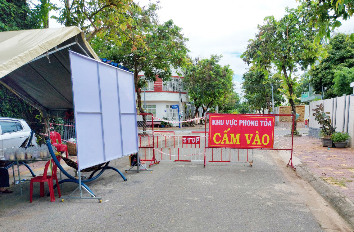 Lực lượng chức năng TP.Bà Rịa lập chốt kiểm soát tại khu vực phong tỏa tại Tổ 7, khu phố 4, phường Long Tâm.