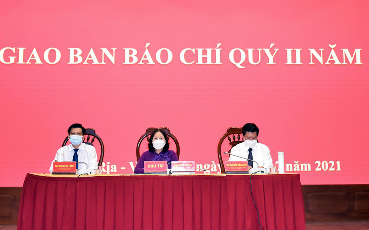 Bà Nguyễn Thị Yến, Phó Bí thư Thường trực Tỉnh ủy, Trưởng Đoàn ĐBQH tỉnh; ông Nguyễn Văn Xinh, Ủy viên Ban Thường vụ Tỉnh ủy, Trưởng Ban Tuyên giáo Tỉnh ủy; ông Trần Văn Tuấn, Ủy viên Ban Thường vụ Tỉnh ủy, Phó Chủ tịch UBND tỉnh chủ trì Hội nghị