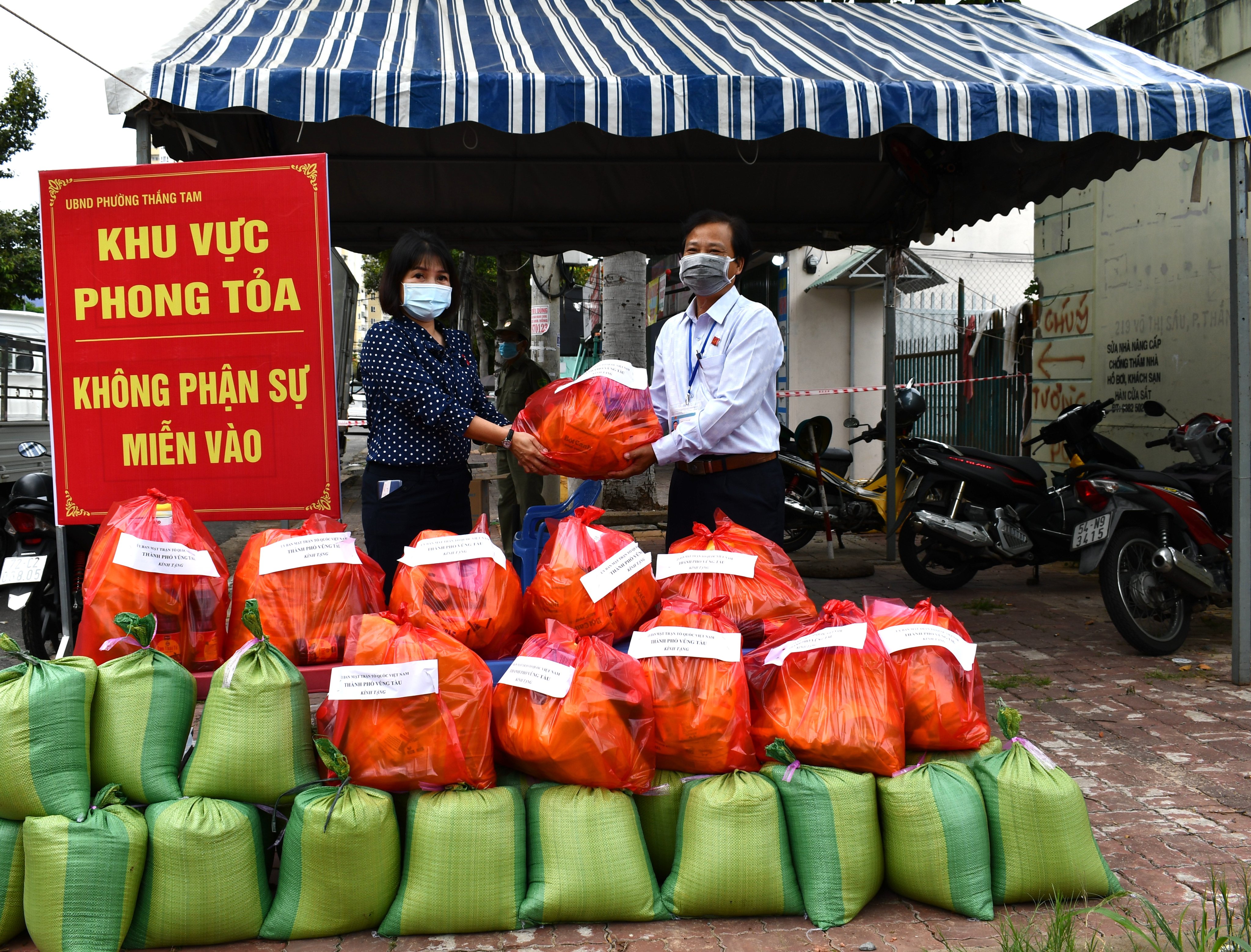 Chú thích ảnh là:Bà Mai Ngọc Oanh, Chủ tịch Ủy ban MTTQVN TP.Vũng Tàu trao các suất quà cho đại diện phường Thắng Tam (TP.Vũng Tàu) tại chốt phong tỏa, cách ly.