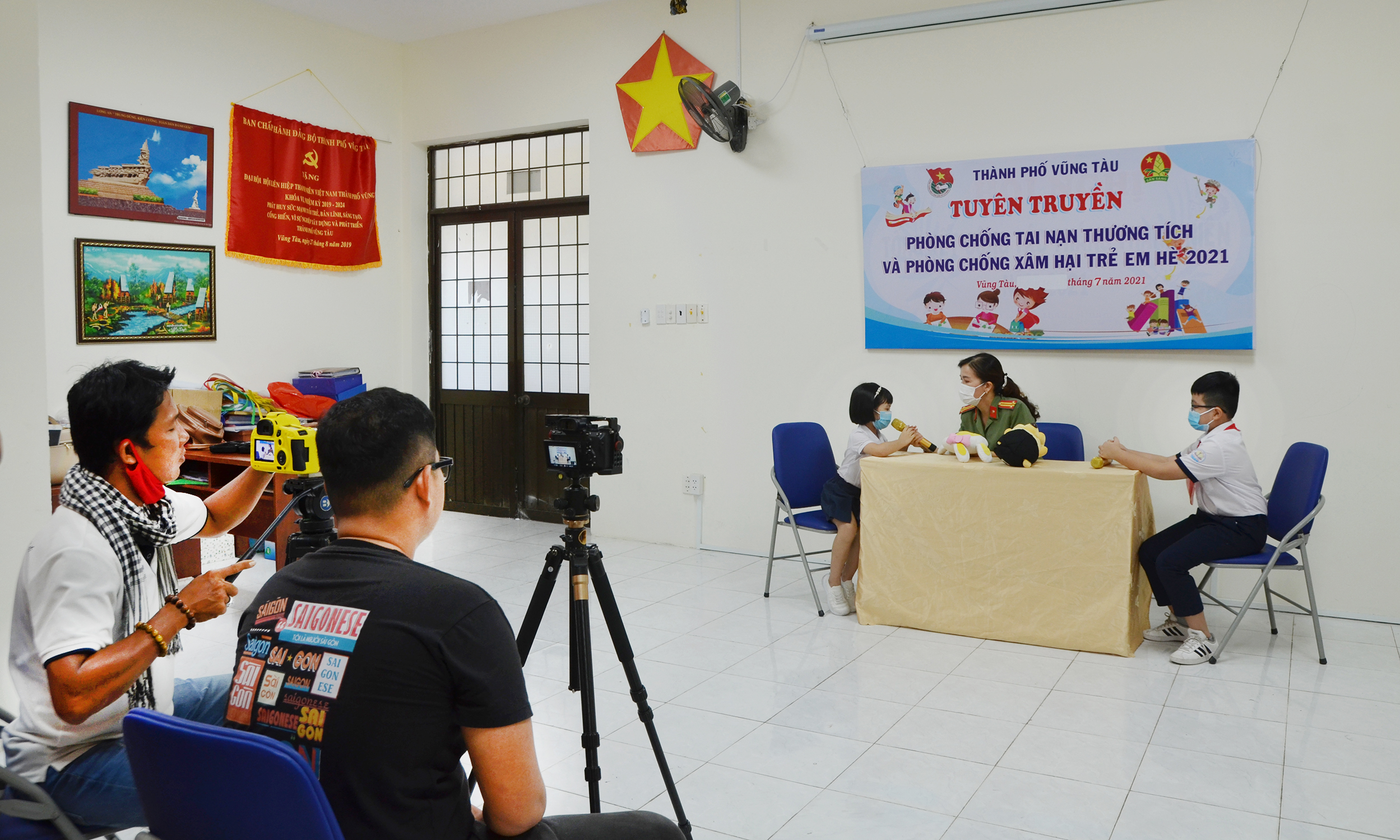 Trung tá Nguyễn Thị Tuyết, Phó Đội trưởng Đội Xây dựng phong trào bảo vệ ANTQ, Công an TP. Vũng Tàu  trao đổi với các em HS về kĩ năng phòng chống XHTE trẻ em tại chương trình.