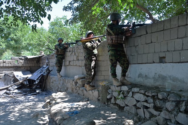 Lực lượng an ninh Afghanistan giao tranh với phiến quân Taliban tại tỉnh Laghman ngày 24/5/2021.