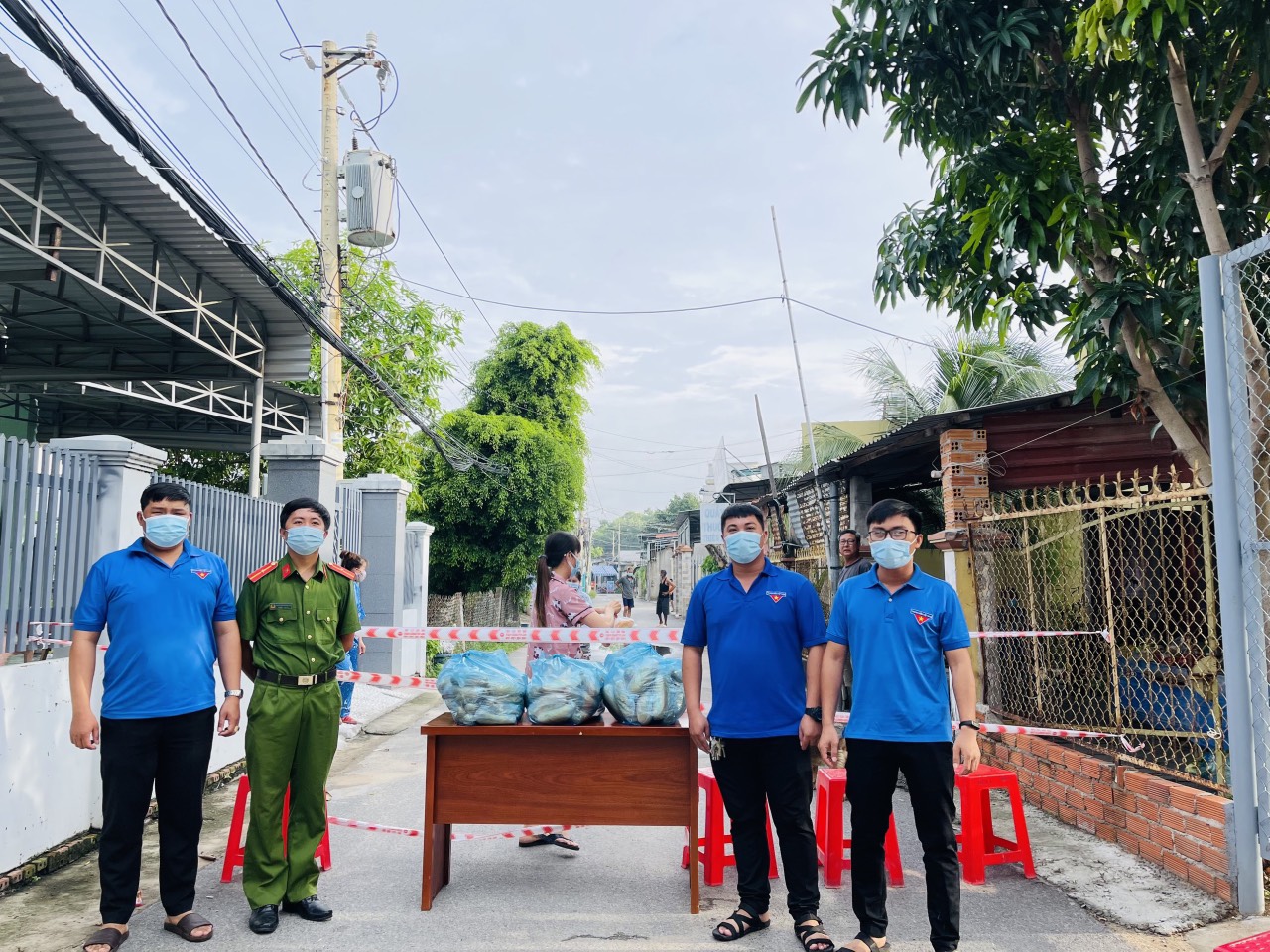 Bánh mì được chuyển đến bàn tại khu vực cách ly của xã Phước Hưng, huyện Long Điền để các hộ dân tới nhận.