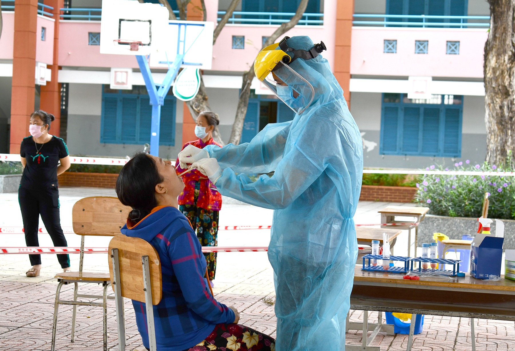 Nhân viên y tế lấy mẫu xét nghiệm COVID-19 cho tiểu thương chợ Năm tầng (phường 7, TP. Vũng Tàu). Ảnh: HUYỀN TRANG