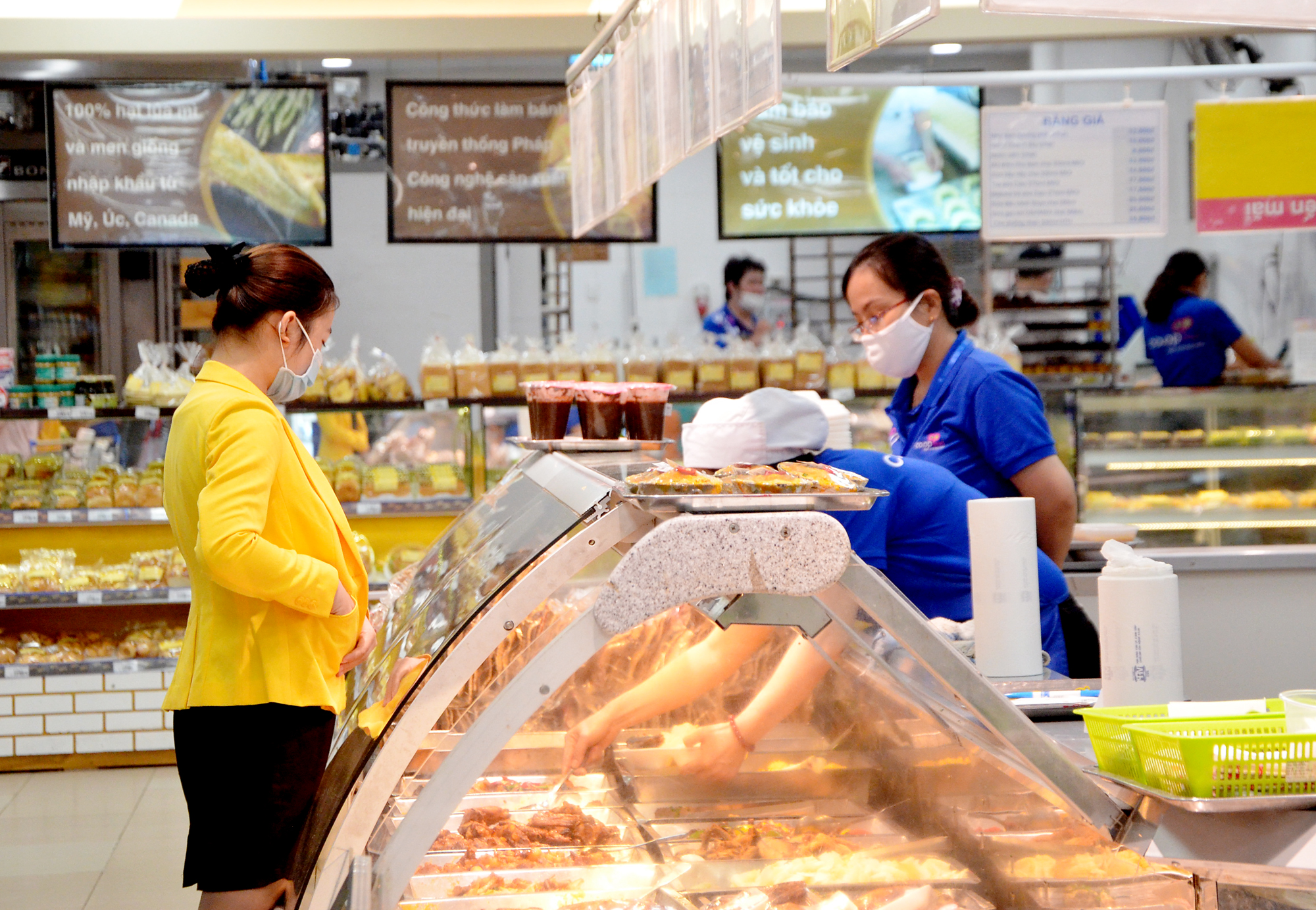 Người dân mua thức ăn sẵn tại siêu thị Co.op Mart Vũng Tàu. 