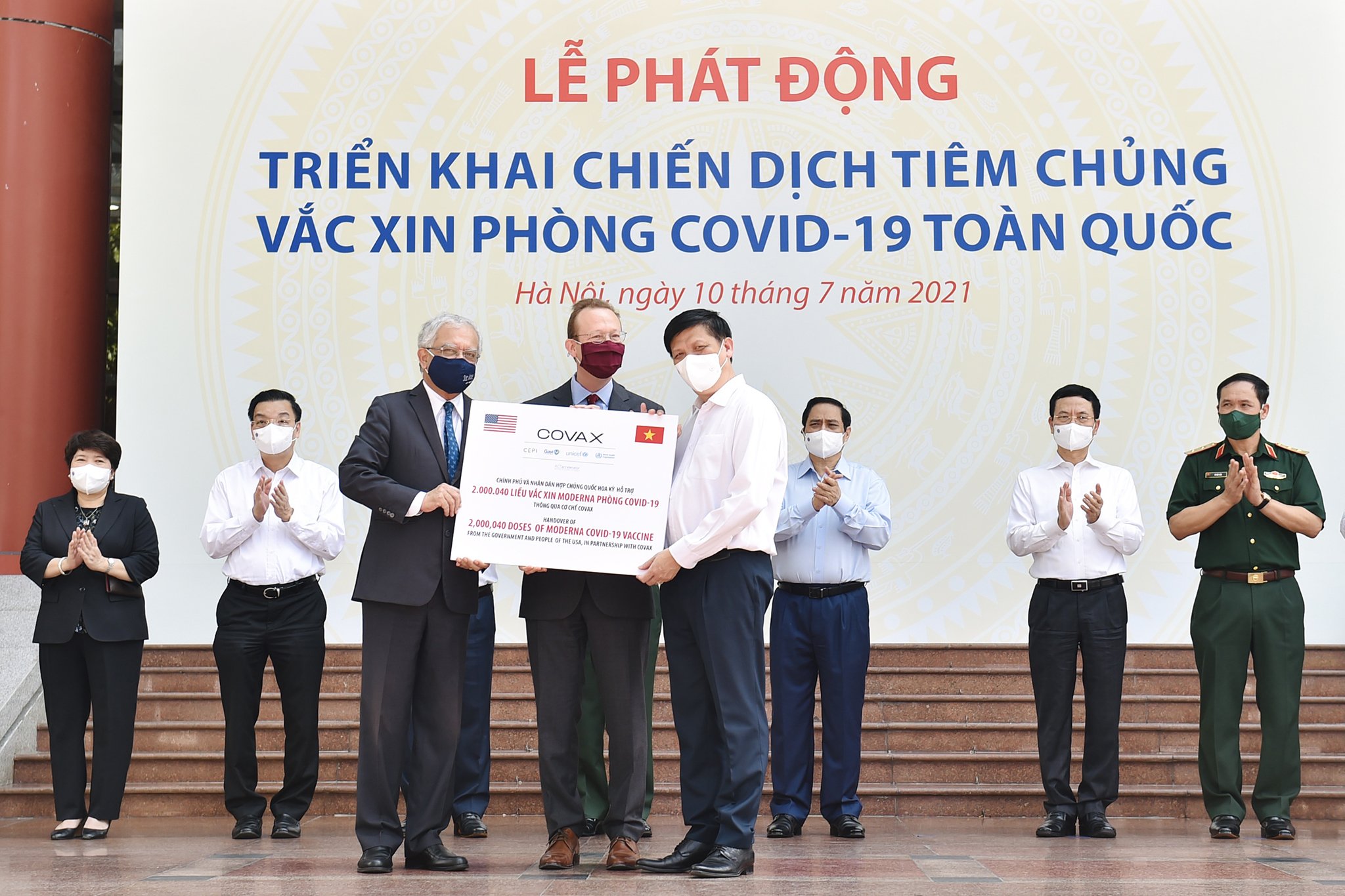 Bộ trưởng Bộ Y tế Nguyễn Thanh Long tiếp nhận 2 triệu liều vắc xin phòng COVID-19 Moderna của Chính phủ Hoa Kỳ hỗ trợ thông qua cơ chế COVAX. Ảnh: VGP