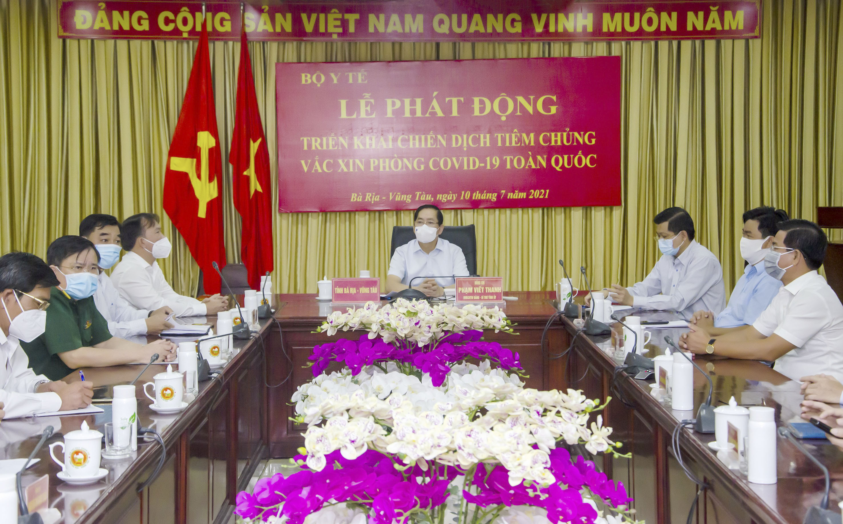 Tại điểm cầu BR-VT, ông Phạm Viết Thanh, Ủy viên Trung Đảng, Bí thư Tỉnh ủy, Chủ tịch HĐND tỉnh cùng các đại biểu tham dự Lễ phát động. Ảnh: MẠNH THẮNG