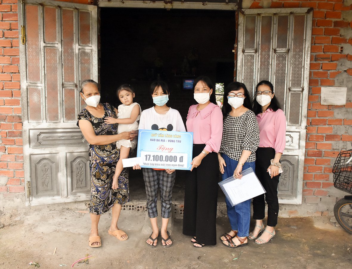 Bà Đỗ Nguyễn Hoàng Dung, Quyền Tổng Biên tập Báo BR-VT trao tiền hỗ trợ của Quỹ “Tấm lòng vàng” cho gia đình chị Nguyễn Thị Lượng (SN 1990, ngụ tại ấp Bàu Hàm, xã Tân Lâm, huyện Xuyên Mộc).