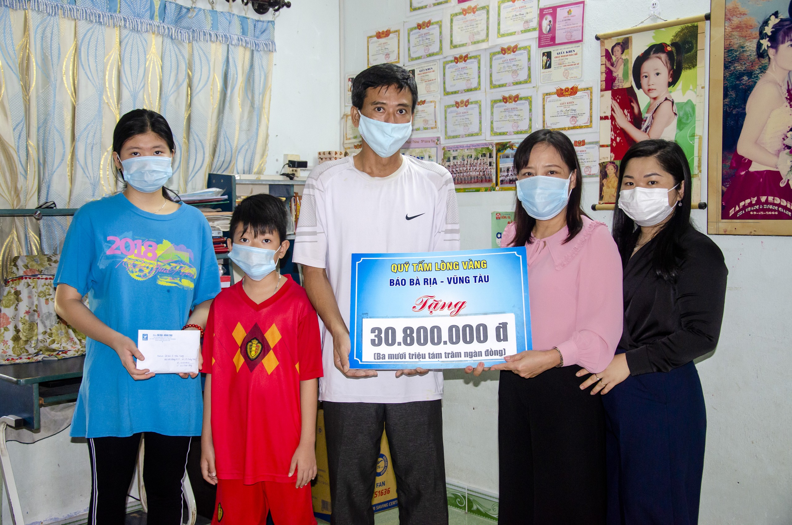 Bà Đỗ Nguyễn Hoàng Dung, Quyền Tổng Biên tập Báo BR-VT trao tiền hỗ trợ của Quỹ “Tấm lòng vàng” cho gia đình anh Lê Nha Trang (SN 1972, ngụ tại nhà số 890/18B, đường 30/4, phường 11, TP. Vũng Tàu).