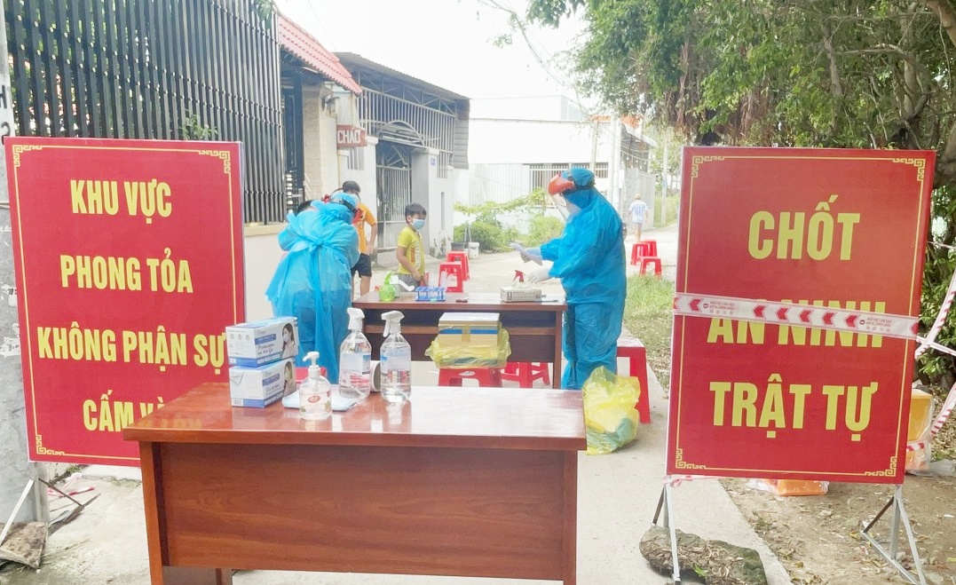 Lực lượng chức năng làm nhiệm vụ tại khu vực phong tỏa ở tổ 17, ấp Lò Vôi, xã Phước Hưng, huyện Long Điền.